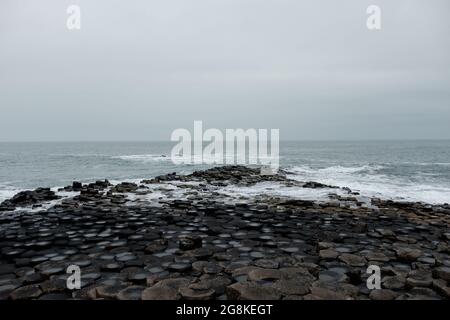 Landschaftlich schöner Meerblick vom Giant's Causeway in Northern Irelan Stockfoto