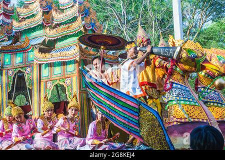 Junge burmesische Schauspielerin und hübsche weibliche Ruderer auf dem Festwagen, die an der Prozessionszeremonie zu Ehren des Passanten des buddhistischen Mönchs Bagan, Myanmar, teilnehmen Stockfoto