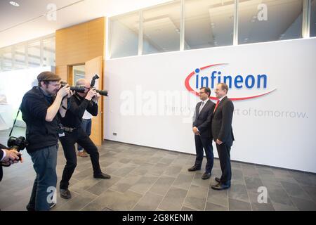 Finanzvorstand Sven Schneider (l.) und CEO Reinhard Ploss, fotografiert von mehreren Fotografen auf der Jahrespressekonferenz der Infineon Technologies AG am 12. November 2019 in Neubiberg bei München. Infineon-Halbleiterhersteller mit rund 40,000 Mitarbeitern. Der Umsatz erreichte 2019 einen neuen Höchststand. (Foto von Alexander Pohl/Sipa USA) Stockfoto