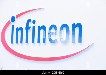 Das Logo von Infineon auf der Jahrespressekonferenz der Infineon Technologies AG am 12. November 2019 in Neubiberg bei München. Infineon-Halbleiterhersteller mit rund 40,000 Mitarbeitern. Der Umsatz erreichte 2019 einen neuen Höchststand. (Foto von Alexander Pohl/Sipa USA) Stockfoto