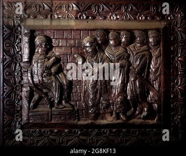 Rom Colle Aventino, Basilika Santa Sabina .insbesondere das große geschnitzte Zypressenportal, das aus dem 5. Jahrhundert stammt und perfekt erhalten ist, das erste Beispiel der christlichen Holzskulptur. Die achtzehn Tafeln, aus denen sie besteht, sind wirklich außergewöhnlich und stellen Szenen aus dem Alten und Neuen Testament dar. Man kann deutlich sehen, wie zwei verschiedene Künstler in der Tür arbeiten, einer ist klassizistischer mit einem hellenistischen Stempel, der andere hat Darstellungen von Volkskunst geschnitzt, darunter das erste erhaltene Bild von Christus, der zwischen den beiden Dieben gekreuzigt wurde. Geht und sucht die Szene des Durchgangs von Stockfoto