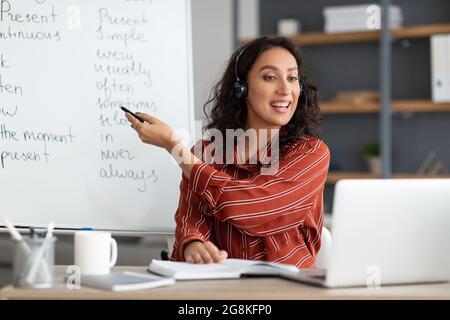 Englischlehrer, der den Schülern online das Thema erklärt Stockfoto