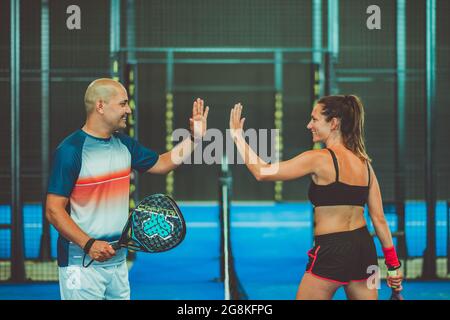 Porträt eines Handshakes von zwei Padel-Tennisspielern Stockfoto