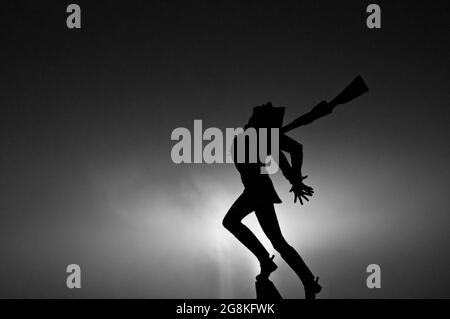 Das Katyn Memorial Silhouetten bis September 11 Tribute Lights in Black and White. Stockfoto