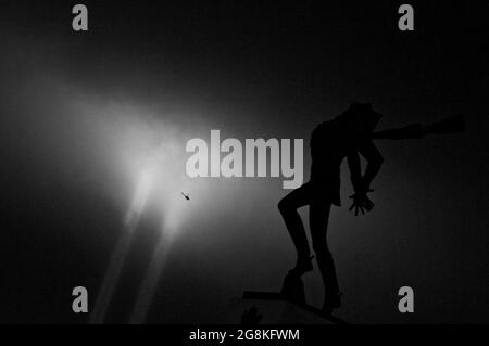 Das Katyn Memorial Silhouetten bis September 11 Tribute Lights in Black and White. Stockfoto