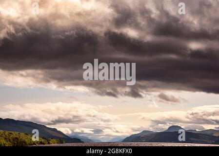 Blick auf das Great Glen von Dores aus mit Loch Ness, der sich in die Ferne erstreckt. Stockfoto