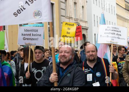 München, Deutschland. Juli 2019. Am 13.7.2019 feierten Hunderttausende den Pride ( Christopher Street Day ) in München. Mehrere LGBTQ-Gruppen nahmen Teil. (Foto: Alexander Pohl/Sipa USA) Quelle: SIPA USA/Alamy Live News Stockfoto