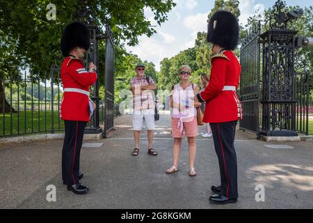 London, Großbritannien. 21. Juli 2021. Mitglieder der massierten Bands der Household Division treffen die Öffentlichkeit bei der Horse Guards Parade, bei der sie das Schwert und die Krone fördern, ein musikalisches Spektakel des jährlichen Schlagens der Household Division in der Horse Guards Parade in ihrer neuen Umgebung. Ihre Königliche Hoheit Prinzessin Royal, Oberst der Blues & Royals, wird am 22. Juli anwesend sein. Kredit: Stephen Chung / Alamy Live Nachrichten Stockfoto