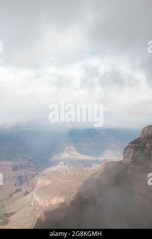 Schöner Blick auf den Grand Canyon an einem bewölkten Tag, USA Stockfoto