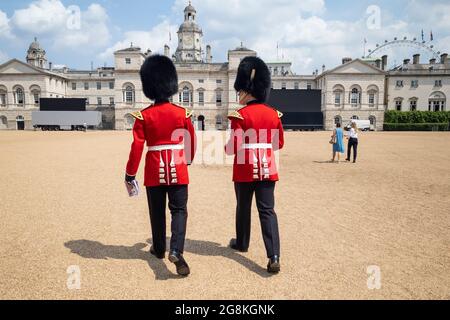 London, Großbritannien. 21. Juli 2021. Mitglieder der massierten Bands der Haushaltsabteilung bei der Horse Guards Parade vor dem heutigen The Sword & the Crown, einem musikalischen Spektakel des jährlichen „Household Division Beating Retreat“ in seiner neuen Umgebung bei der Horse Guards Parade. Ihre Königliche Hoheit Prinzessin Royal, Oberst der Blues & Royals, wird am 22. Juli anwesend sein. Kredit: Stephen Chung / Alamy Live Nachrichten Stockfoto