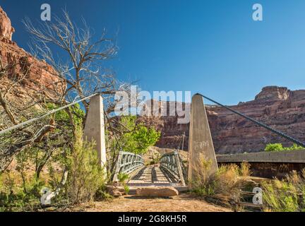 The Swinging Bridge alias San Rafael Bridge, 1937, über dem San Rafael River, in der Nähe von Buckhorn Wash, San Rafael Swell Area, Utah, USA Stockfoto