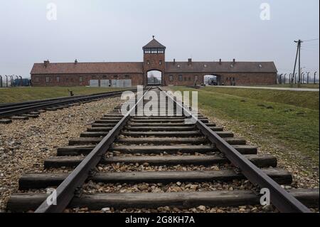 16.03.2015, Auschwitz, Kleinpolen, Polen, Europa - Torhaus und Bahngleise im ehemaligen Konzentrationslager Auschwitz II in Birkenau. Stockfoto