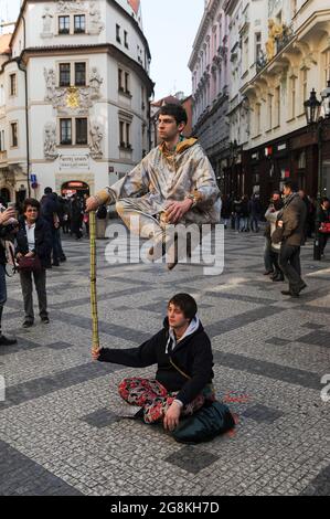 18.03.2015, Prag, Tschechische Republik, Europa - Passanten staunen über den Trick eines schwebenden Straßenkünstler (Busker). Stockfoto