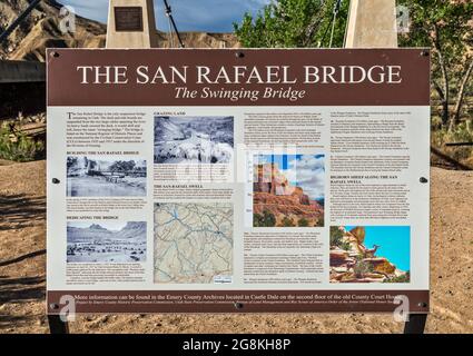 Informationsschild an der Swinging Bridge alias San Rafael Bridge, über dem San Rafael River, San Rafael Swwell Area, Utah, USA Stockfoto