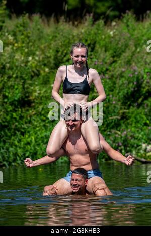 Die Menschen genießen das Wasser in Warleigh Weir am Fluss Avon in der Nähe von Bath in Somerset, während die Temperaturen über das Vereinigte Königreich steigen. Stockfoto
