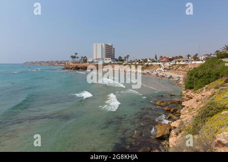 Playa Cala Cerrada Orihuela Spanien schöner kleiner Strand in der Nähe von La Zenia im Sommer Sonnenschein Stockfoto