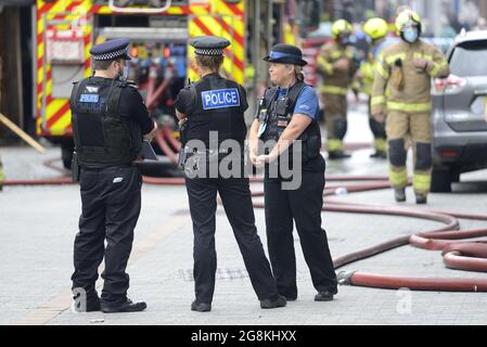 Maidstone, Kent, Großbritannien. Notfalldienste, die bei einem Großbrand im Stadtzentrum anwesend sind. Juli 2021. Stockfoto