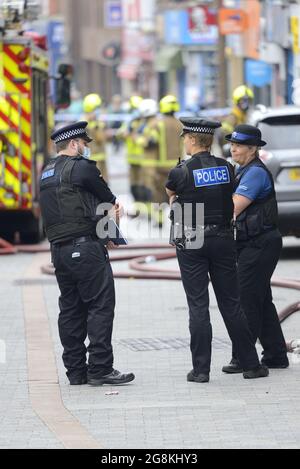 Maidstone, Kent, Großbritannien. Notfalldienste, die bei einem Großbrand im Stadtzentrum anwesend sind. Juli 2021. Stockfoto