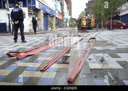 Maidstone, Kent, Großbritannien. Notfalldienste, die bei einem Großbrand im Stadtzentrum anwesend sind. Juli 2021. Stockfoto