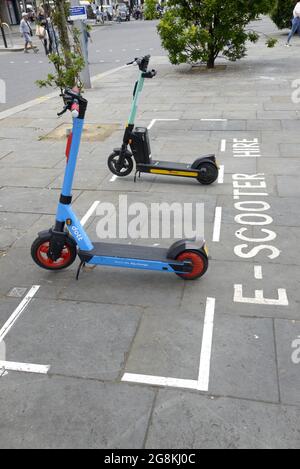 London, England, Großbritannien. E-Scooter, die in der Nähe der U-Bahnstation South Kensington geparkt sind Stockfoto