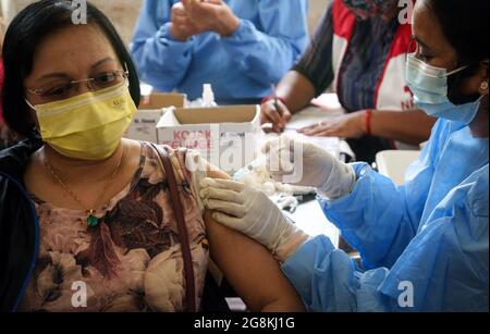 Kathmandu, Bagmati, Nepal. Juli 2021. Eine nepalesische Frau erhält am 21. Juli 2021 in einem Krankenhaus in Kathmandu, Nepal, eine Dosis Johnson- und Johnson-Impfstoff. Die Regierung der Vereinigten Staaten hatte in der vergangenen Woche 1.5 Millionen Dosen des Einmalimpfstoffs Johnson und Johnson an Nepal gespendet. (Bild: © Sunil Sharma/ZUMA Press Wire) Stockfoto