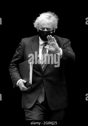 Der britische Premierminister Boris Johnson verlässt die Downing Street 10 für das Parlamentsgebäude. Juli 2021. Schwarz und Weiß Stockfoto