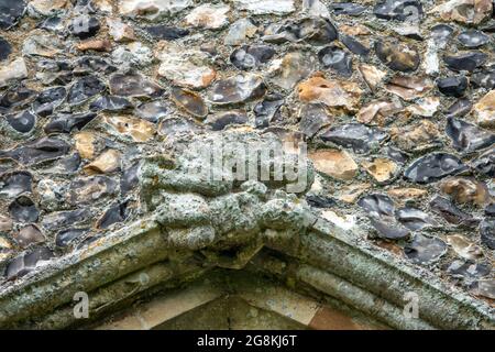 St Mary's Church Dennington Suffolk UK, neugierige Figuren aus dem 14. Jahrhundert über dem Scheitelpunkt des Ostfensters Stockfoto