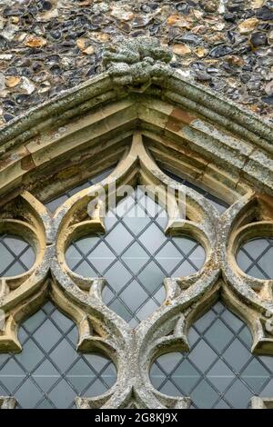 St Mary's Church Dennington Suffolk UK, neugierige Figuren aus dem 14. Jahrhundert über dem Scheitelpunkt des Ostfensters Stockfoto