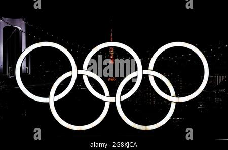 (210721) -- TOKIO, 21. Juli 2021 (Xinhua) -- in der Bucht von Tokio installierte Olympische Ringe werden in Tokio, Japan, 21. Juli 2021, beleuchtet. (Xinhua/Wang Lili) Stockfoto