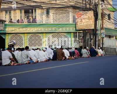 Inmitten intensiver sozialer Einschränkungen hielten einige muslimische Anwohner Eid Al-Adha-Gebete in der Al-Istiqomah Moschee in Depok, West-Java, ab. Ein Teil der Eid Al-Adha-Pilger beteten in der Mitte der Hauptstraße wegen der Kapazität der geladenen Moschee. Das Protokoll zur sozialen Einschränkung wurde auch von Polizeibeamten vor Ort durchgeführt und überwacht, um die Verbreitung von Covid-19 zu minimieren. Die indonesische Regierung hatte auch den indonesischen Menschen öffentlich angekündigt, in ihrem jeweiligen Haus am Gebet teilzunehmen. (Foto von Kevin Herbian/Pacific Press) Stockfoto