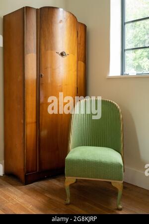 Original Vintage Green Lloyd Loom Korbstuhl aus Rattan. Stockfoto