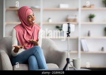 Muslimischer Einflussnehmer. Schwarze Frau In Hijab Fängt Videoinhalte Für Ihren Blog Ein Stockfoto