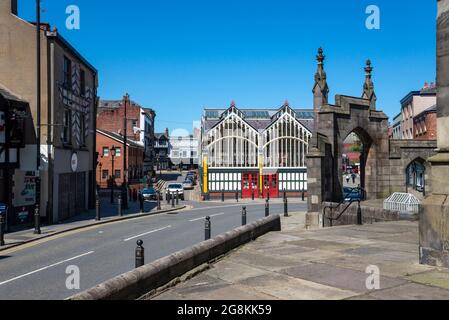 Stockports alte viktorianische Markthalle von der Seite der St. Mary's Church mit dem gotischen Torbogen auf der rechten Seite, Greater Manchester, England. Stockfoto