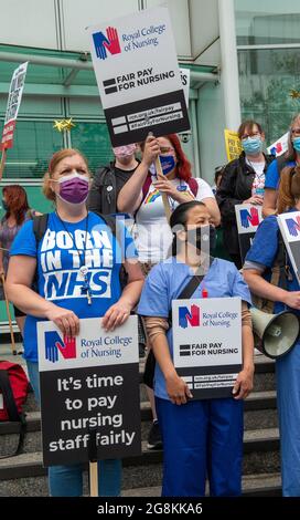 London, Großbritannien. Juli 2021. Die Beschäftigten des staatlichen Gesundheitsdienstes protestieren gegen die Lohngerechtigkeit und fordern eine Erhöhung der Gehälter um 15 % von der Regierung, Patientensicherheit und ein Ende der Privatisierung. Der marsch war auch der 73. Jahrestag des Nationalen Gesundheitsdienstes. Stockfoto