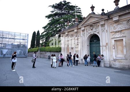 Rom Colle Aventino, das Schlüsselloch der Villa del Priorato di Malta, umrahmt perfekt die Kuppel des Petersdoms. Ein ausgesprochen ungewöhnliches und spannendes Perspektivspiel: Es gibt in der Tat diejenigen, die darauf hinweisen, dass es das einzige Schloss in der Welt ist, von dem aus man einen anderen Staat sehen kann, nämlich den Vatikan, selbst wenn er auf italienischem Boden liegt, durch die Tür einer Villa, die das Recht auf zusätzliche Territorialität genießt. Dies ist in der Tat der institutionelle Sitz des Ordens des Großpriorats von Rom der Ritter von Malta (heute bekannt als der Souveräne Militärorden von Malta). Einst ein befestigtes Benediktinerkloster Stockfoto