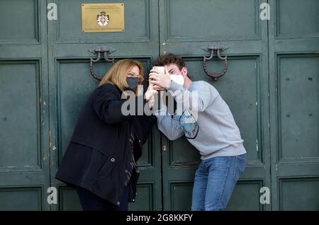 Rom Colle Aventino, das Schlüsselloch der Villa del Priorato di Malta, umrahmt perfekt die Kuppel des Petersdoms. Ein ausgesprochen ungewöhnliches und spannendes Perspektivspiel: Es gibt in der Tat diejenigen, die darauf hinweisen, dass es das einzige Schloss in der Welt ist, von dem aus man einen anderen Staat sehen kann, nämlich den Vatikan, selbst wenn er auf italienischem Boden liegt, durch die Tür einer Villa, die das Recht auf zusätzliche Territorialität genießt. Dies ist in der Tat der institutionelle Sitz des Ordens des Großpriorats von Rom der Ritter von Malta (heute bekannt als der Souveräne Militärorden von Malta). Einst ein befestigtes Benediktinerkloster Stockfoto
