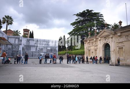 Rom Colle Aventino, das Schlüsselloch der Villa del Priorato di Malta, umrahmt perfekt die Kuppel des Petersdoms. Ein ausgesprochen ungewöhnliches und spannendes Perspektivspiel: Es gibt in der Tat diejenigen, die darauf hinweisen, dass es das einzige Schloss in der Welt ist, von dem aus man einen anderen Staat sehen kann, nämlich den Vatikan, selbst wenn er auf italienischem Boden liegt, durch die Tür einer Villa, die das Recht auf zusätzliche Territorialität genießt. Dies ist in der Tat der institutionelle Sitz des Ordens des Großpriorats von Rom der Ritter von Malta (heute bekannt als der Souveräne Militärorden von Malta). Einst ein befestigtes Benediktinerkloster Stockfoto
