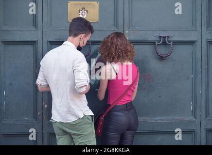 Rom Colle Aventino, das Schlüsselloch der Villa del Priorato di Malta, umrahmt perfekt die Kuppel des Petersdoms. Ein ausgesprochen ungewöhnliches und spannendes Perspektivspiel: Es gibt in der Tat diejenigen, die darauf hinweisen, dass es das einzige Schloss in der Welt ist, von dem aus man einen anderen Staat sehen kann, nämlich den Vatikan, selbst wenn er auf italienischem Boden liegt, durch die Tür einer Villa, die das Recht auf zusätzliche Territorialität genießt. Dies ist in der Tat der institutionelle Sitz des Ordens des Großpriorats von Rom der Ritter von Malta (heute bekannt als der Souveräne Militärorden von Malta). Einst ein befestigtes Benediktinerkloster Stockfoto