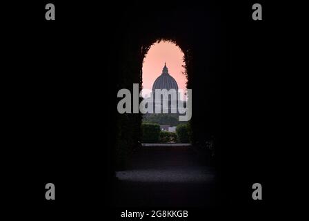 Rom Colle Aventino, das Schlüsselloch der Villa del Priorato di Malta, umrahmt perfekt die Kuppel des Petersdoms. Ein ausgesprochen ungewöhnliches und spannendes Perspektivspiel: Es gibt in der Tat diejenigen, die darauf hinweisen, dass es das einzige Schloss in der Welt ist, von dem aus man einen anderen Staat sehen kann, nämlich den Vatikan, selbst wenn er auf italienischem Boden liegt, durch die Tür einer Villa, die das Recht auf zusätzliche Territorialität genießt. Dies ist in der Tat der institutionelle Sitz des Ordens des Großpriorats von Rom der Ritter von Malta (heute bekannt als der Souveräne Militärorden von Malta). Einst ein befestigtes Benediktinerkloster Stockfoto