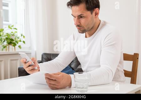 Hamburg, Deutschland. April 2019. Kündigt der Handy- oder Internetanbieter eine Preiserhöhung an, müssen die Verbraucher nicht unbedingt mehr bezahlen. Quelle: Christin Klose/dpa-mag/dpa/Alamy Live News Stockfoto