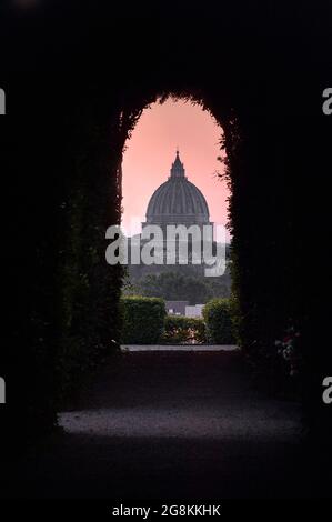 Rom Colle Aventino, das Schlüsselloch der Villa del Priorato di Malta, umrahmt perfekt die Kuppel des Petersdoms. Ein ausgesprochen ungewöhnliches und spannendes Perspektivspiel: Es gibt in der Tat diejenigen, die darauf hinweisen, dass es das einzige Schloss in der Welt ist, von dem aus man einen anderen Staat sehen kann, nämlich den Vatikan, selbst wenn er auf italienischem Boden liegt, durch die Tür einer Villa, die das Recht auf zusätzliche Territorialität genießt. Dies ist in der Tat der institutionelle Sitz des Ordens des Großpriorats von Rom der Ritter von Malta (heute bekannt als der Souveräne Militärorden von Malta). Einst ein befestigtes Benediktinerkloster Stockfoto