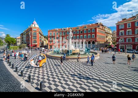 Menschen auf dem Place Massena - dem wichtigsten historischen und berühmten Stadtplatz von Nizza mit Fontaine du Soleil und der Apollo-Statue. Stockfoto