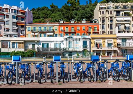 Fahrräder hintereinander an der Andockstation auf der Promenade des Anglais in Nizza, Frankreich. Stockfoto