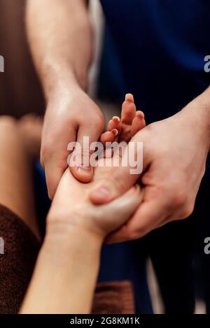 Massieren Sie die Hand im Physiotherapieraum Stockfoto