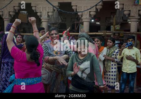 Eine Gruppe von Mitgliedern derselben Familie genießt ein Festival in Uttar Pradesh in Indien. Stockfoto