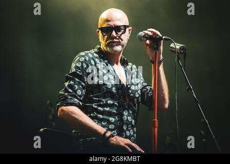 Collegno, Italien. Juli 2021. FLOWERS FESTIVAL, COLLEGNO, ITALIEN 20. JULI: Paolo „Pau“ Bruni, Sänger der italienischen Rockband Negrita, tritt zur 25-jährigen Tournee live auf der Bühne auf. (Foto von Alessandro Bosio/Pacific Press) Quelle: Pacific Press Media Production Corp./Alamy Live News Stockfoto