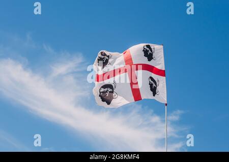 Die Flagge sardiniens am blauen Himmel Stockfoto