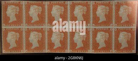 Unbenutzter Block von zwölf 'Penny Red-Brown'-Briefmarken der Königin Victoria, ausgestellt am 10. Februar 1841 nach einem Entwurf von William Wyon British Stockfoto