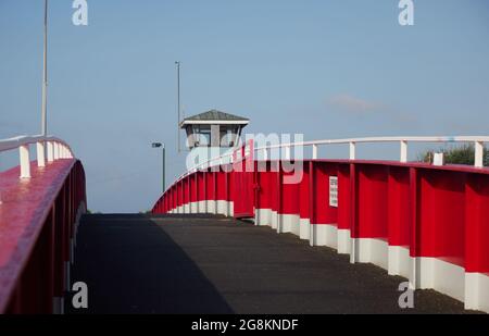 Rote Fuß- und Fahrradbrücke in Littlehampton, West Sussex, England, Großbritannien. Stockfoto