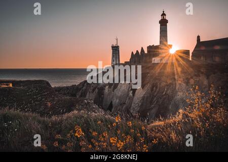 Panoramablick auf den Leuchtturm und die Abtei Pointe Saint-Mathieu, Finistere, Bretagne, Frankreich bei Sonnenuntergang Stockfoto